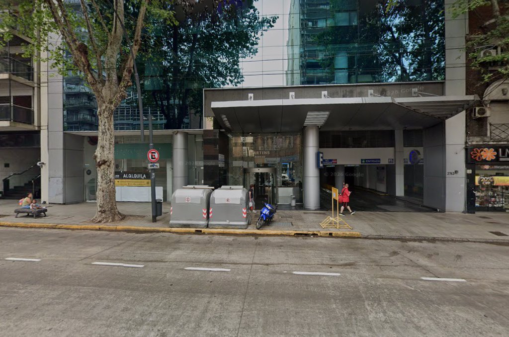Frente del edificio de Av. Santa Fe 2755, donde funciona el centro