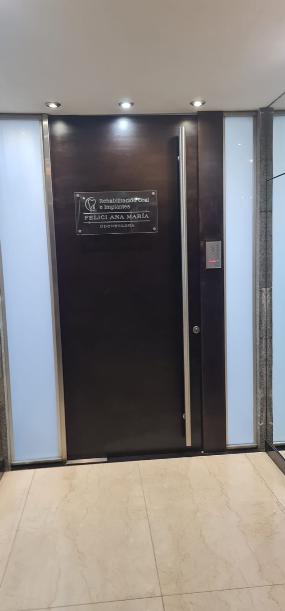 Puerta de entrada al consultorio en el piso 11