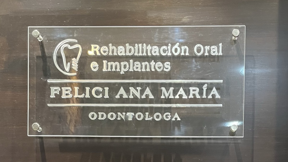 Placa de la Dra. Ana María Felici, odontóloga — rehabilitación oral e implantes