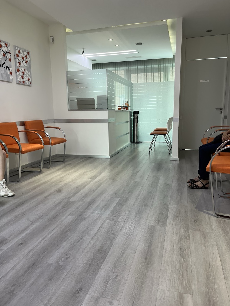 Recepción y sala de espera de la clínica dental